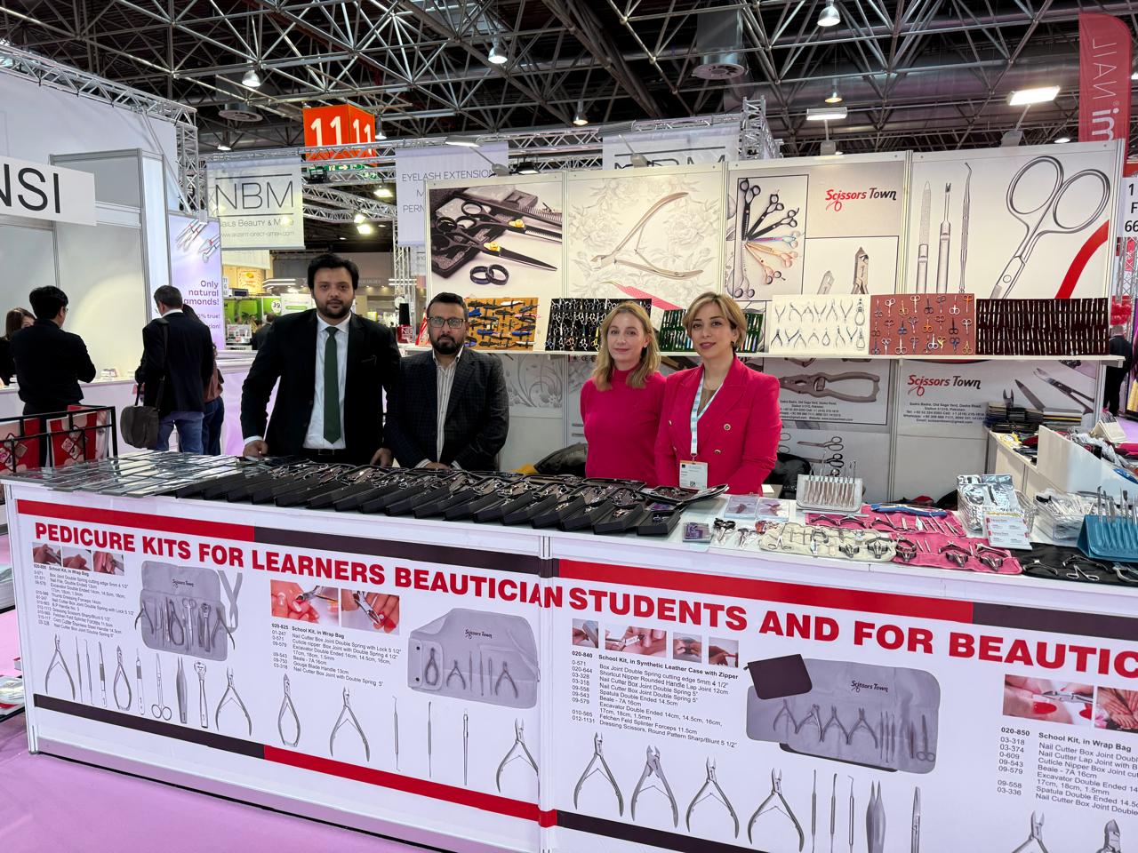 A moment at our stand with scissors and beauty instrument sets on display. Beauty Düsseldorf 2025.