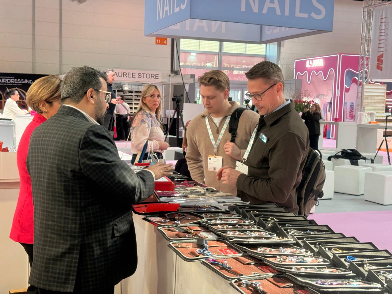 Visitors examine the instrument sets and discuss products with our team. Beauty Düsseldorf 2025.