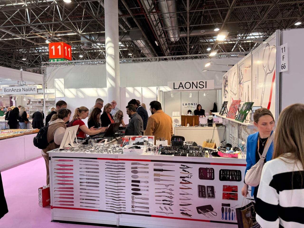 Conversations and product viewing at our beauty tool displays. Beauty Düsseldorf 2025.