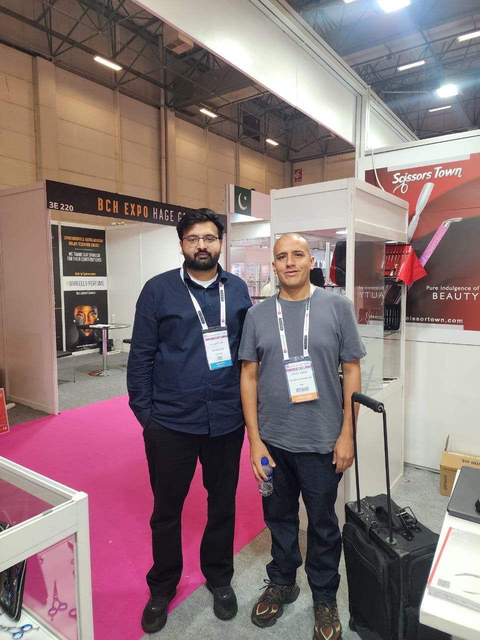 A photograph with an exhibition visitor at the Scissors Town stand. Beauty Istanbul 2025.