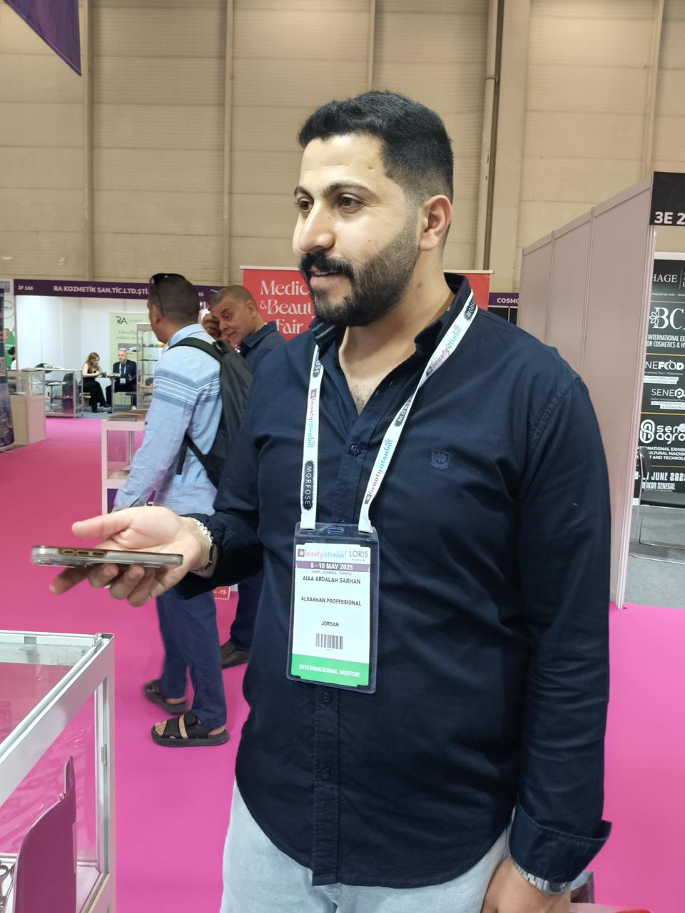 An exhibition visitor at the Scissors Town stand. Beauty Istanbul 2025.