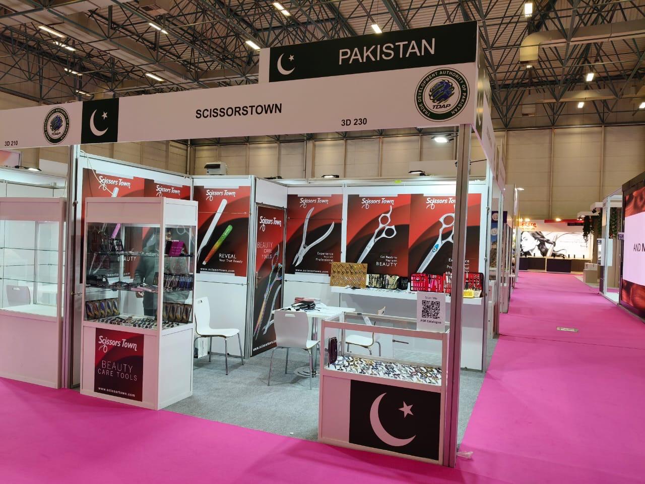 Professional scissors, beauty instruments and packaged sets on display. Beauty Istanbul 2025.