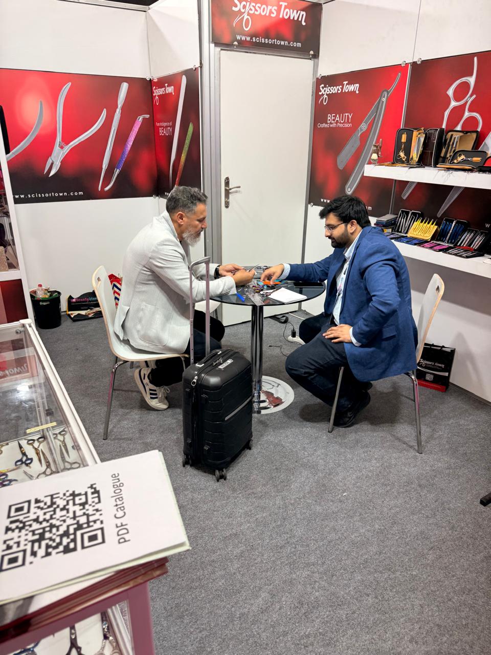 A visitor examines sample scissors with our team. Beauty Istanbul 2026.